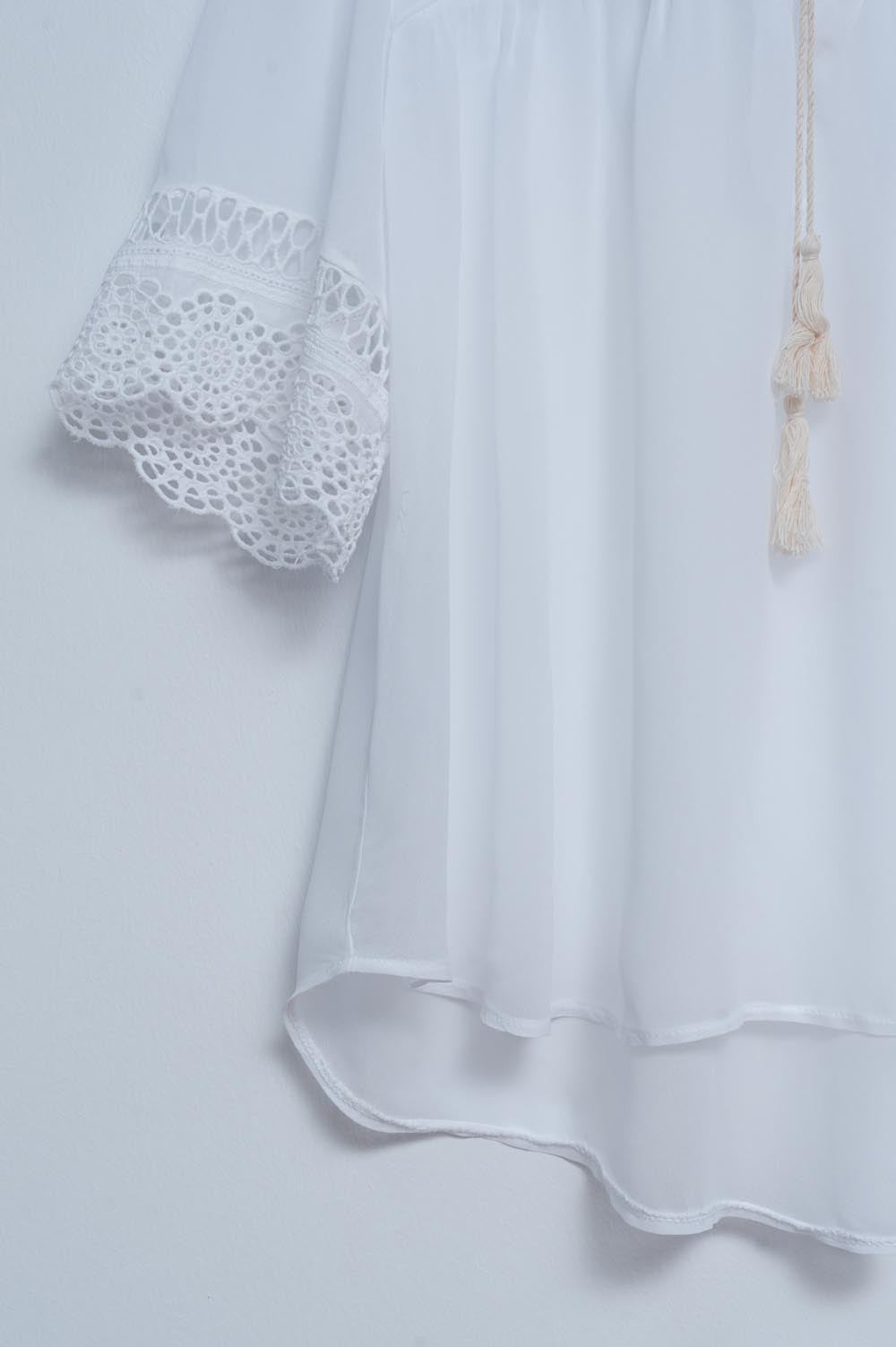 Blusa branca com renda na frente e bordados