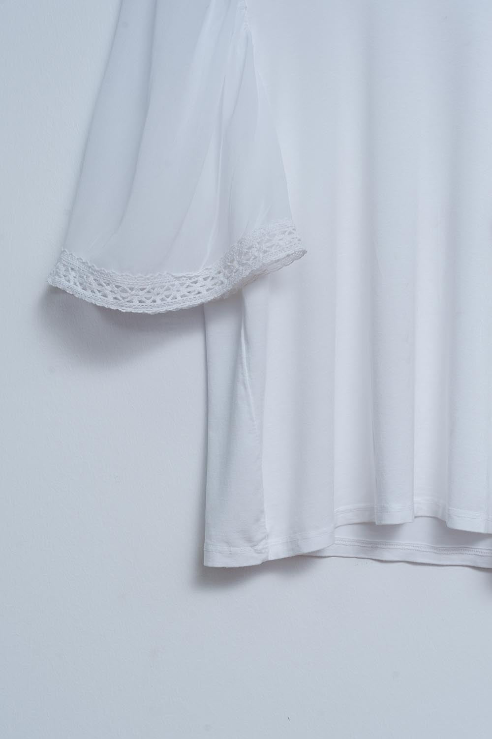 Blusa branca com mangas de anjo