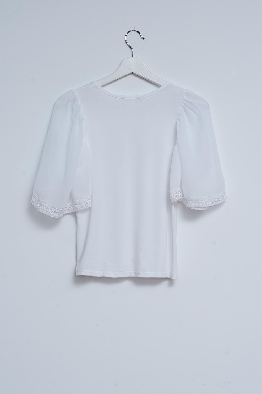 Blusa branca com mangas de anjo