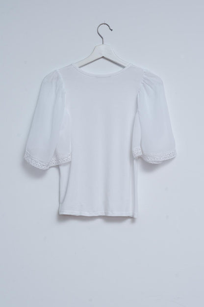 Blusa branca com mangas de anjo