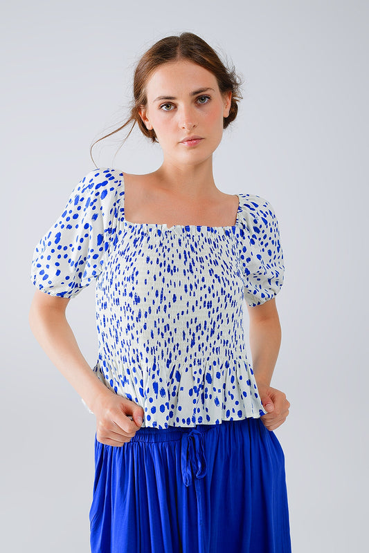 Q2 Blusa branca com peplum e bolinhas azuis