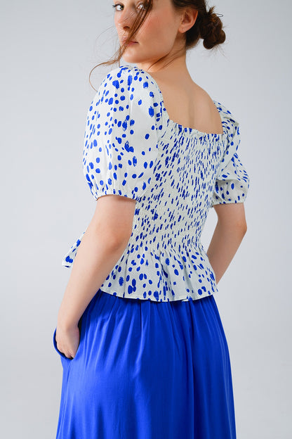Blusa branca com peplum e bolinhas azuis