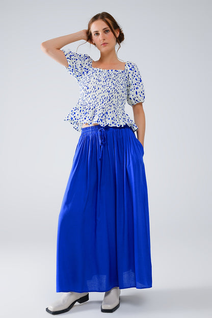 Blusa branca com peplum e bolinhas azuis