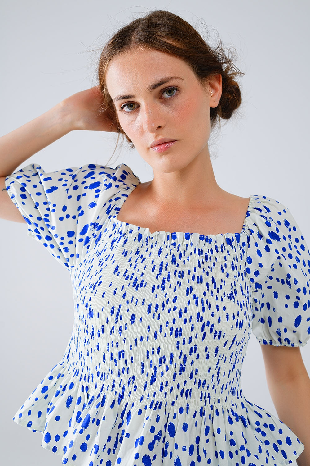 Blusa branca com peplum e bolinhas azuis