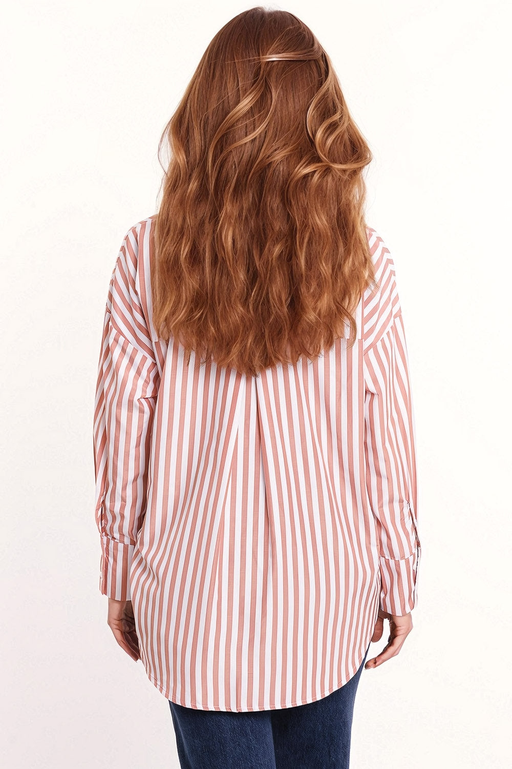 Blusa branca de grandes dimensões com riscas verticais cor-de-rosa e bolso no peito