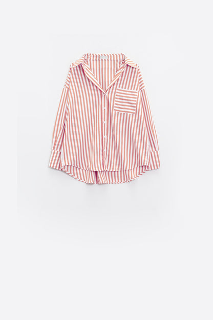 Blusa branca de grandes dimensões com riscas verticais cor-de-rosa e bolso no peito