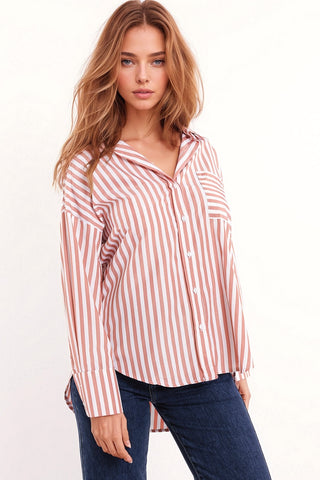 Blusa branca de grandes dimensões com riscas verticais cor-de-rosa e bolso no peito