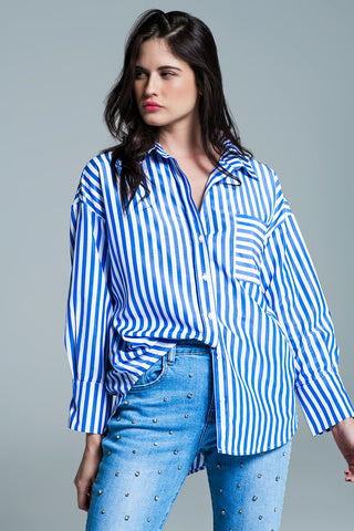 Blusa branca oversized com riscas verticais em azul e bolso no peito