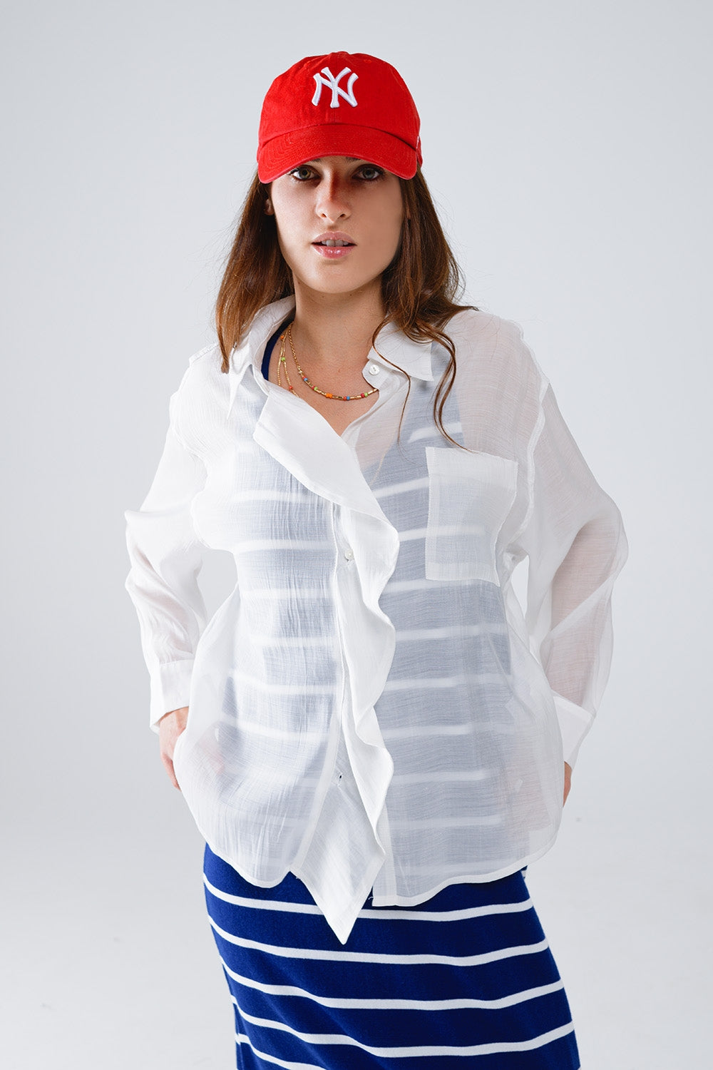 Blusa branca semi-transparente com detalhes de folhos na frente