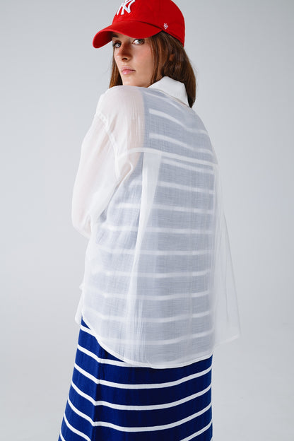Blusa branca semi-transparente com detalhes de folhos na frente