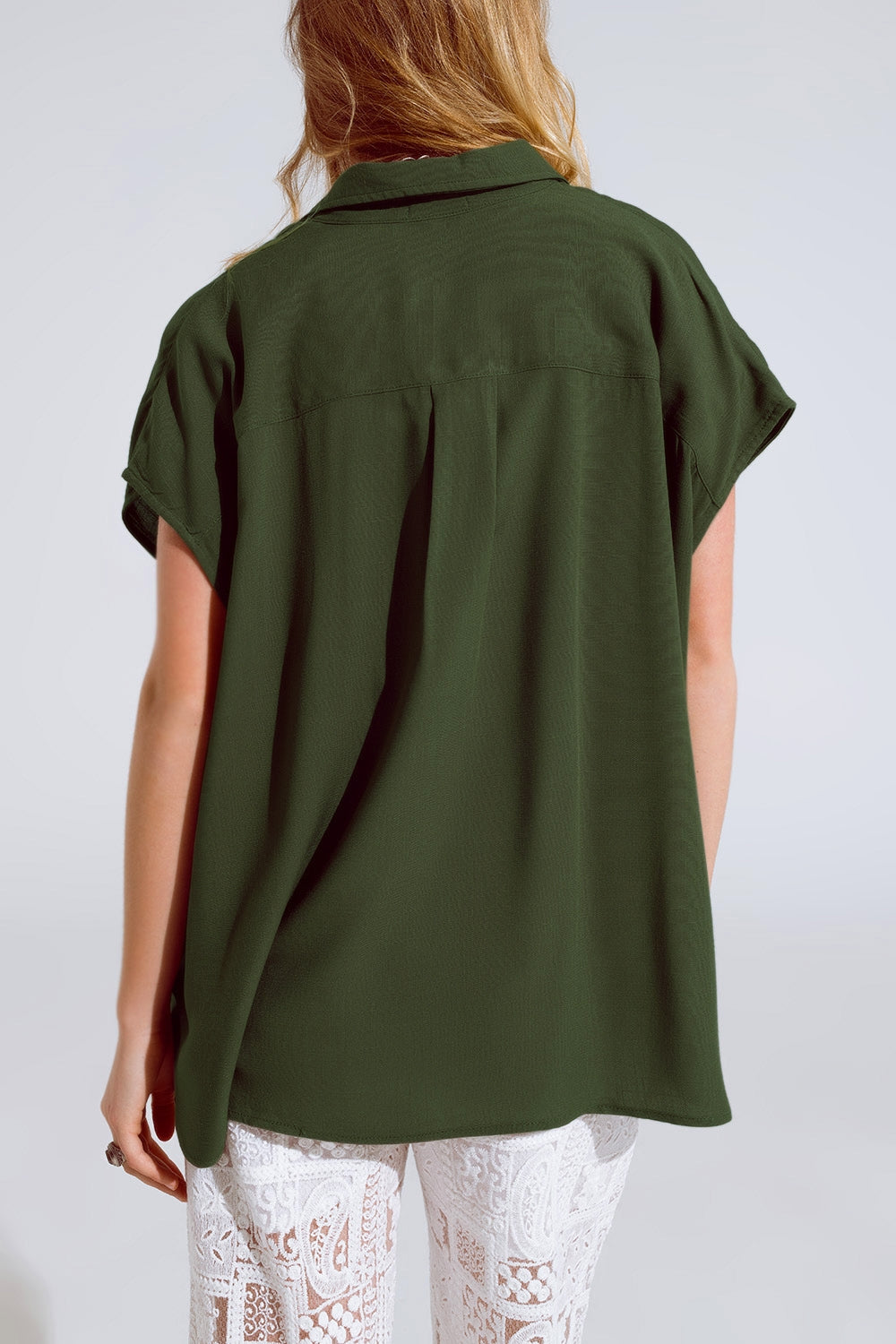 Blusa cáqui com botões e gola polo