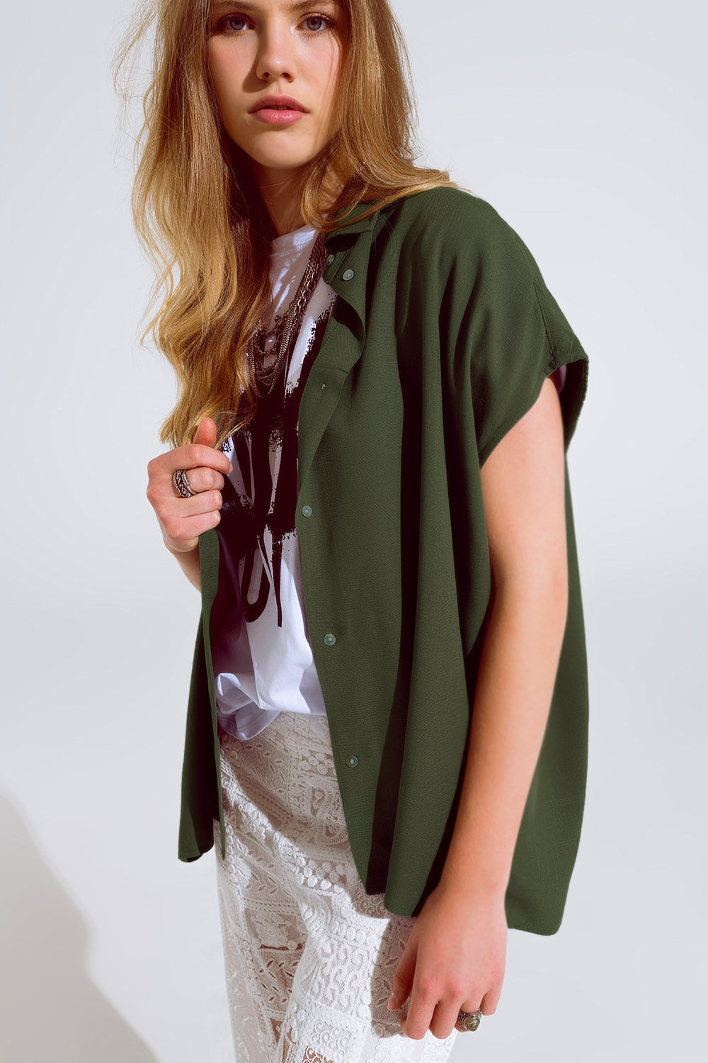 Blusa cáqui com botões e gola polo