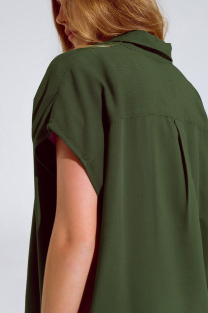 Blusa cáqui com botões e gola polo