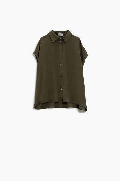 Blusa cáqui com botões e gola polo