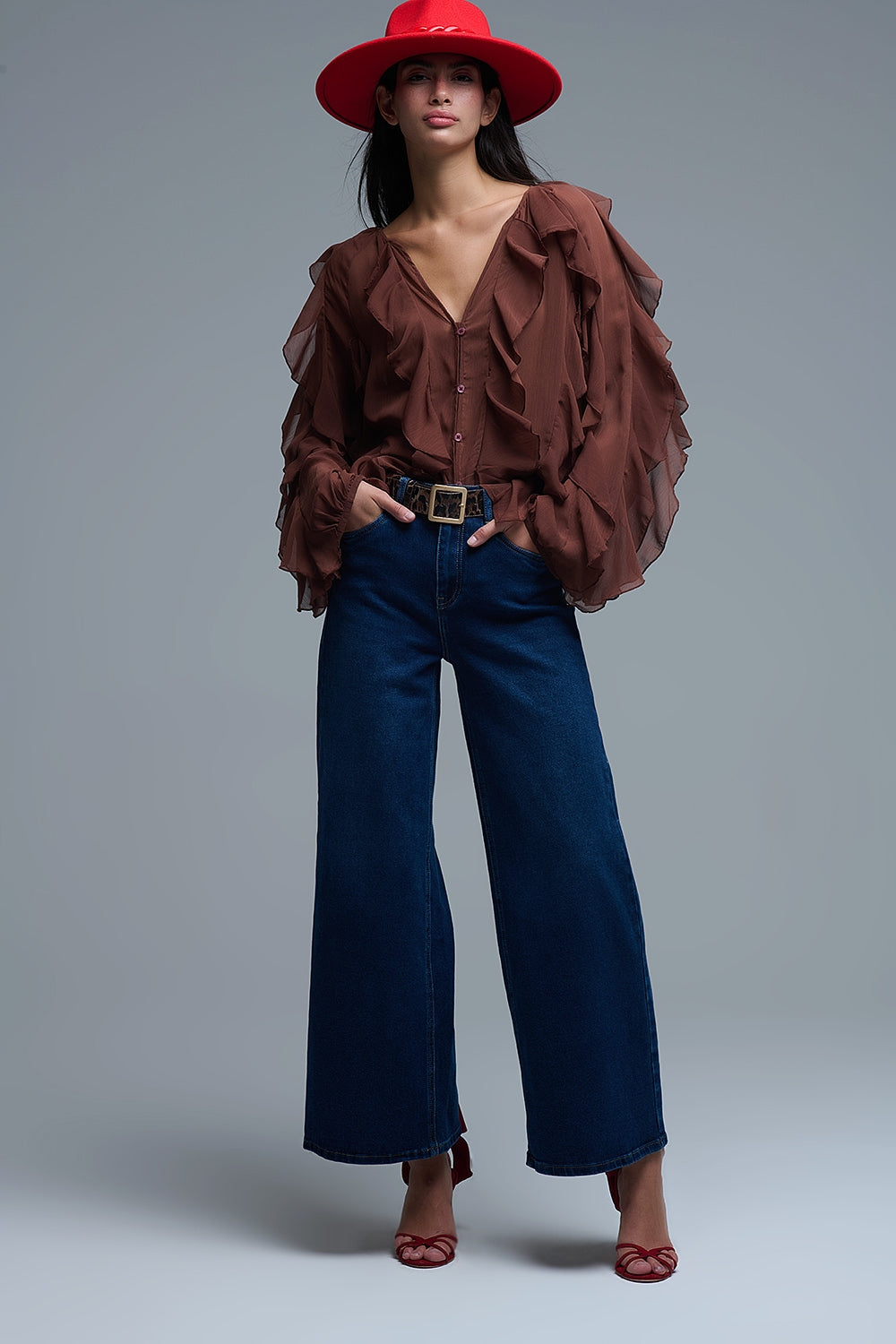 Blusa castanha com decote em V e folhos