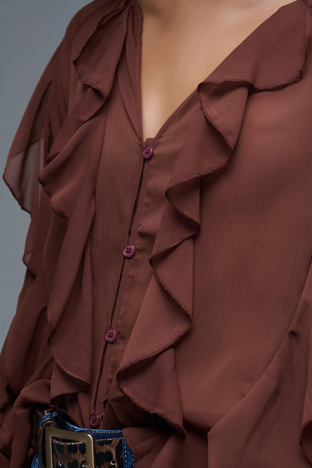 Blusa castanha com decote em V e folhos