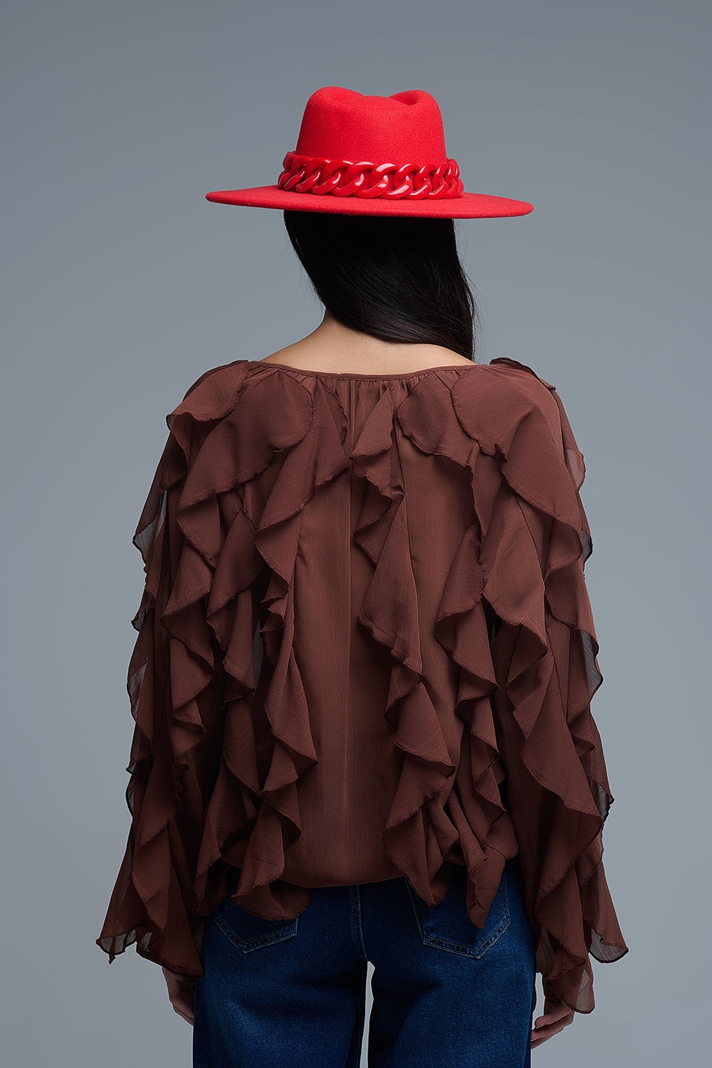 Blusa castanha com decote em V e folhos