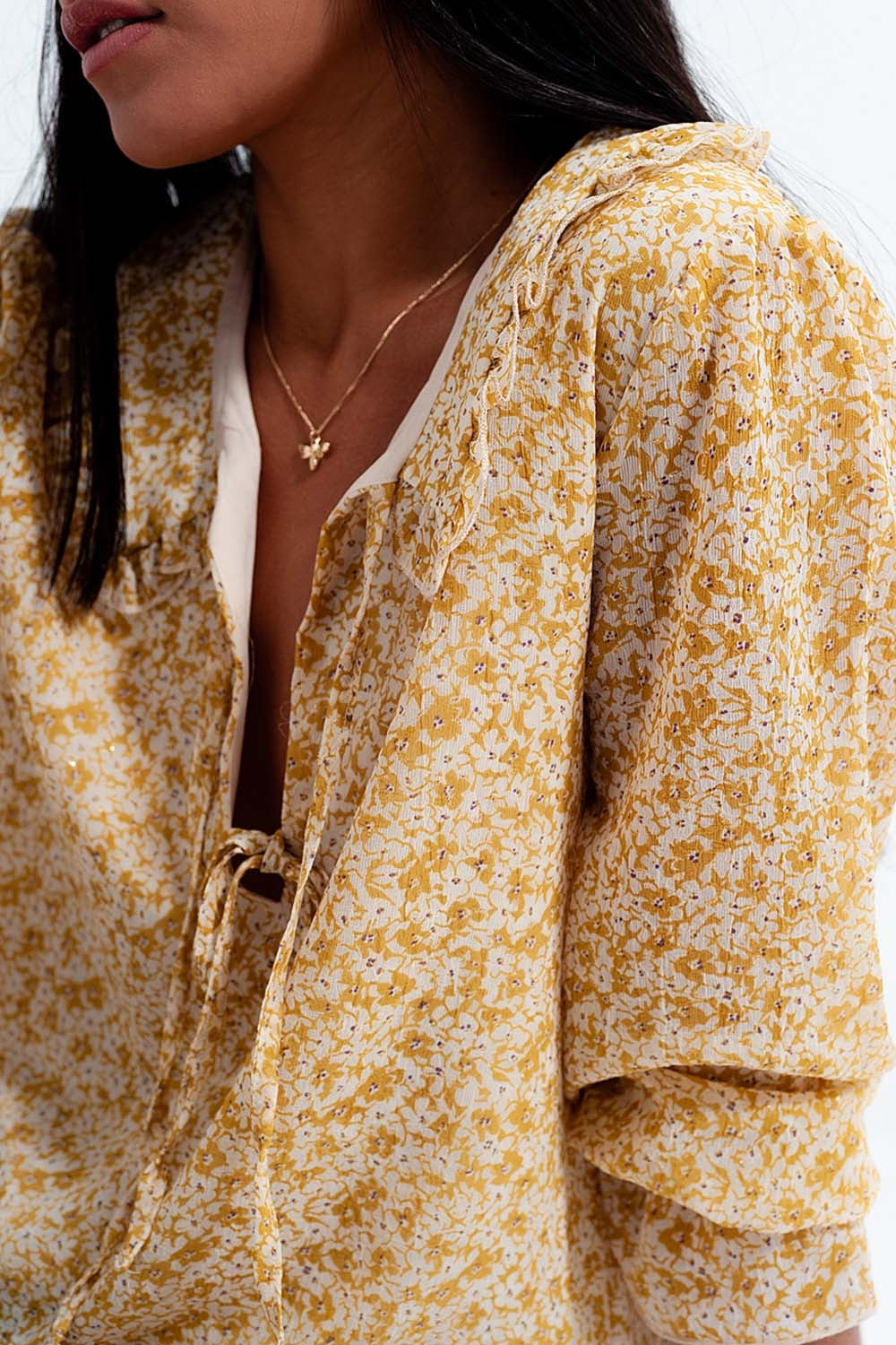 Blusa Chiffon com laço frontal e estampa floral amarelo