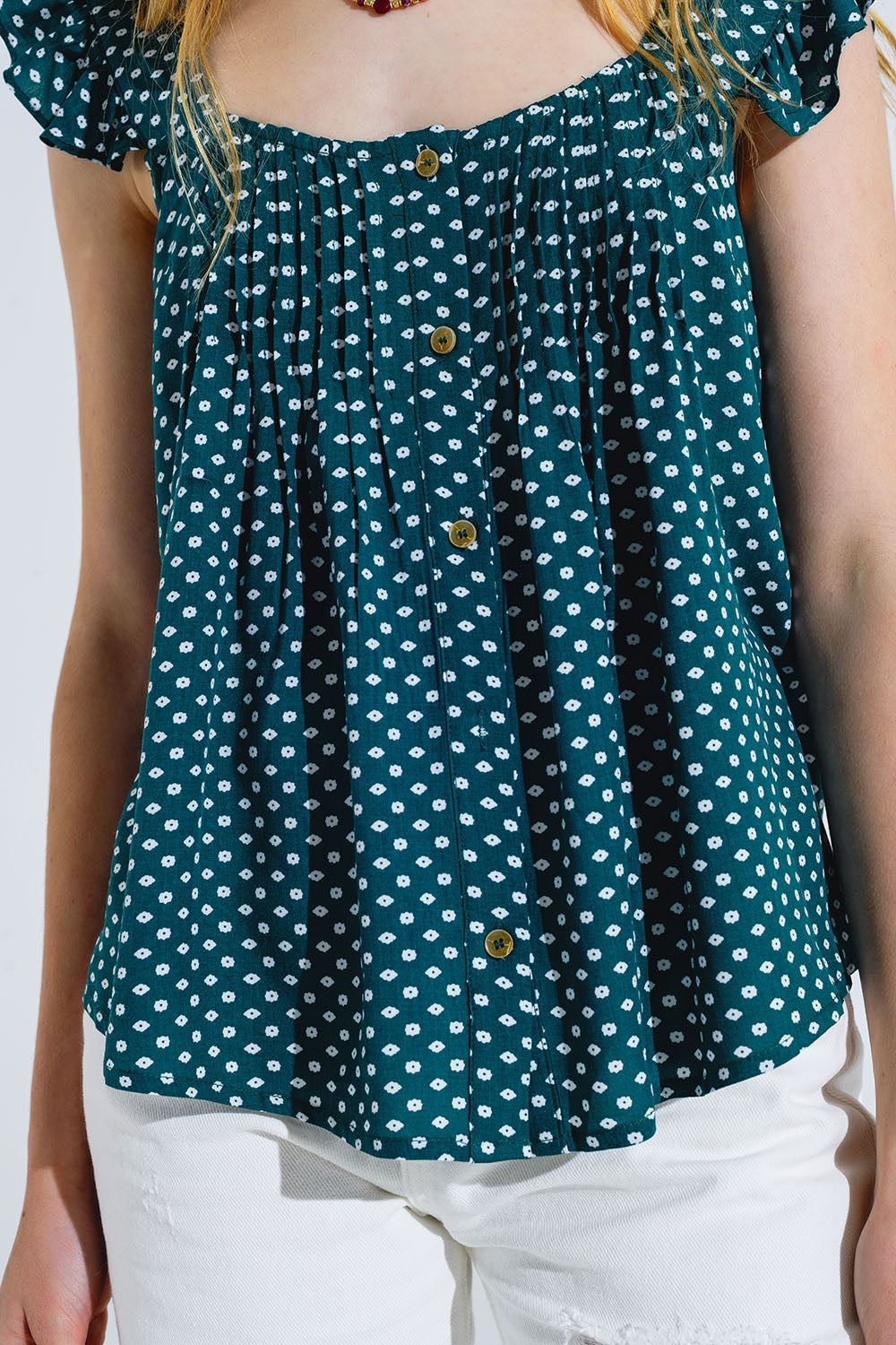 Blusa com botões mangas curtas com folhos e estampado de flores em verde