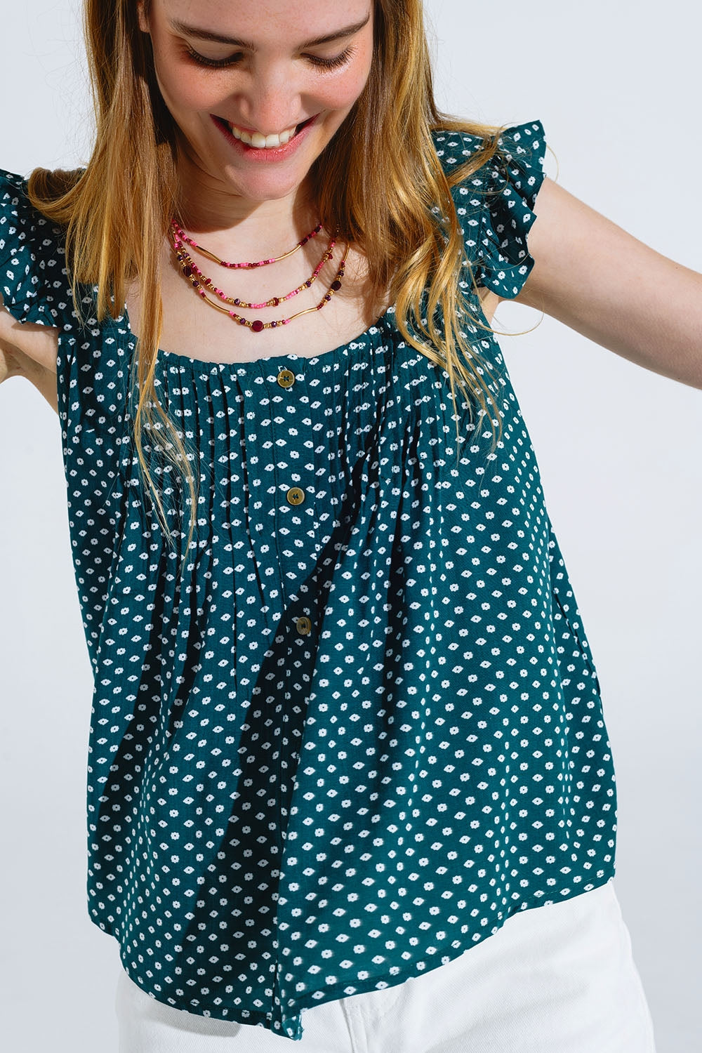 Blusa com botões mangas curtas com folhos e estampado de flores em verde