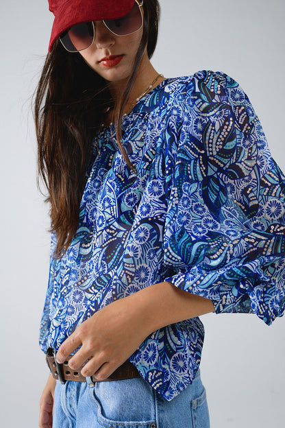 Blusa com estampado abstrato e mangas em balão em azul