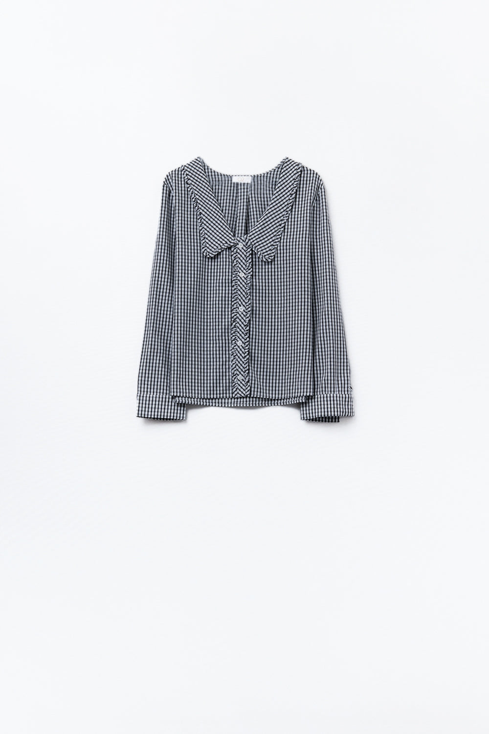 Blusa com gola peter pan em xadrez preto e branco