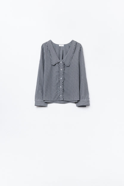 Blusa com gola peter pan em xadrez preto e branco