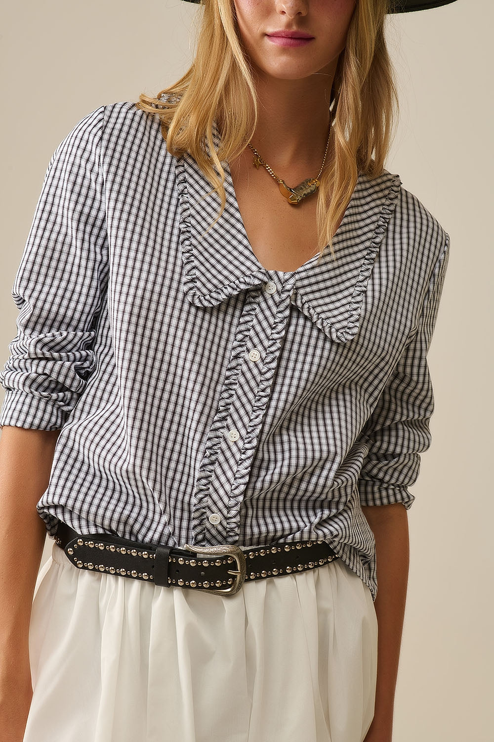 Blusa com gola peter pan em xadrez preto e branco