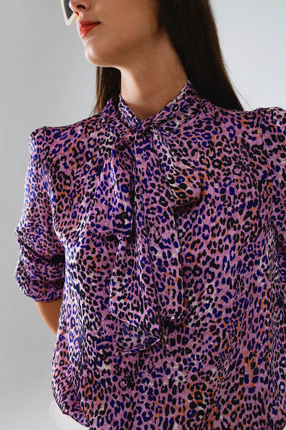 Blusa com laço no pescoço com estampado animal roxo