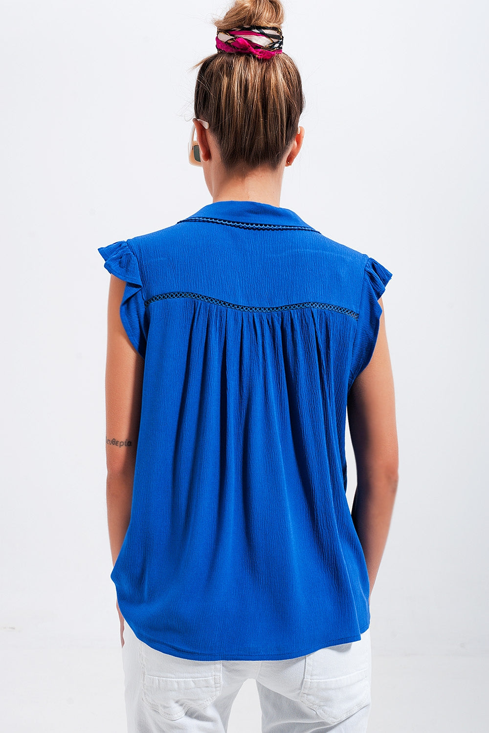Blusa com mangas de rufos em azul