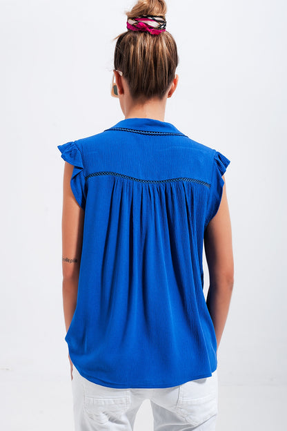 Blusa com mangas de rufos em azul