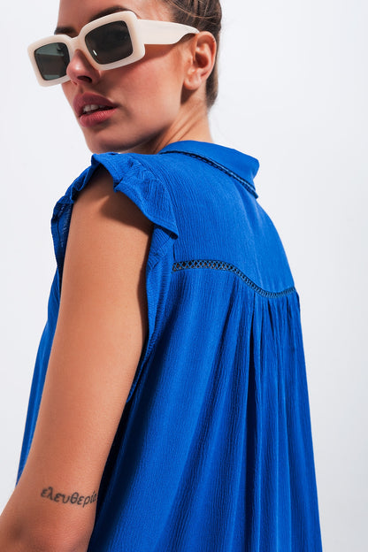 Blusa com mangas de rufos em azul