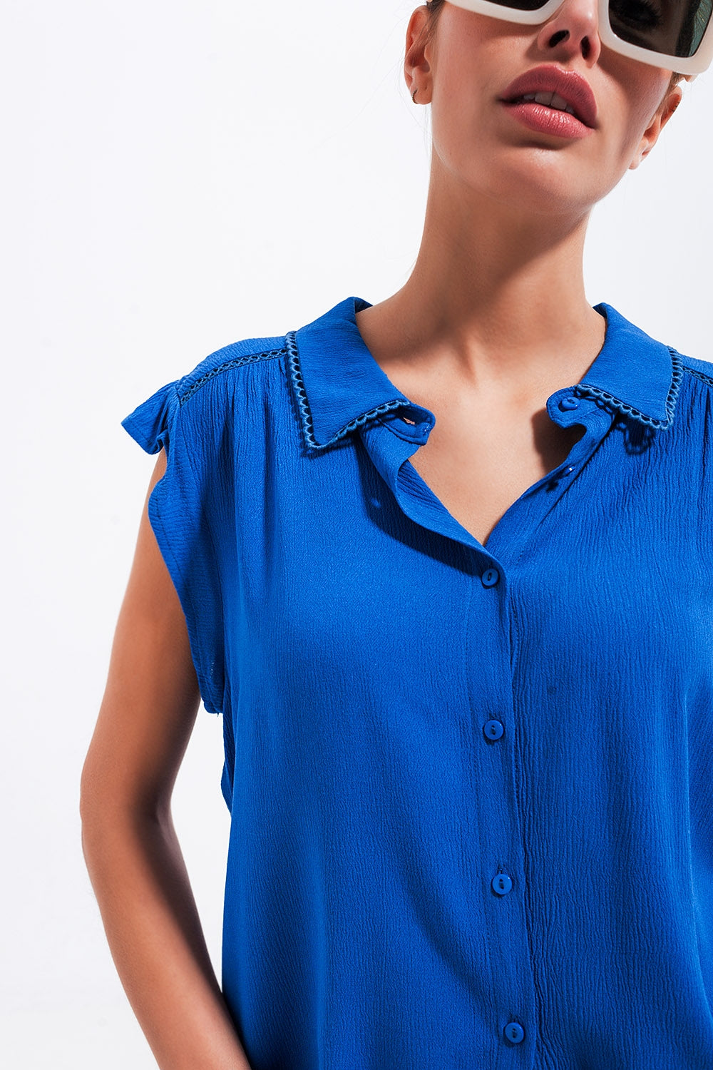 Blusa com mangas de rufos em azul