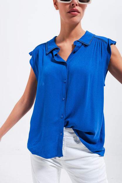 Blusa com mangas de rufos em azul