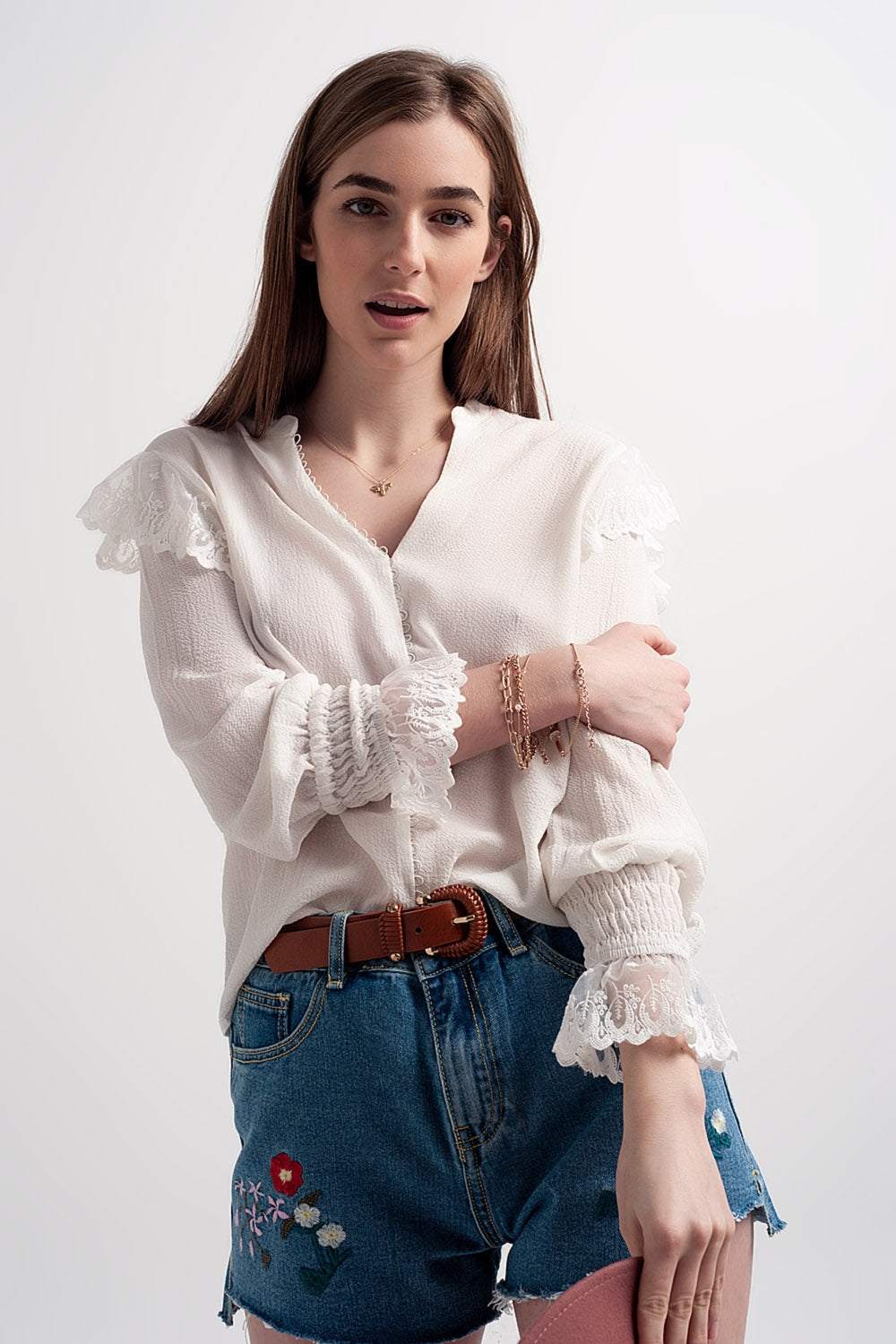 Q2 Blusa com volume nas mangas e rufos nos punhos em cor creme.