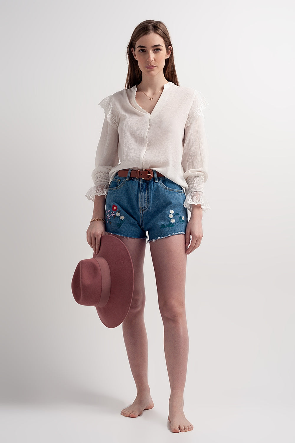 Blusa com volume nas mangas e rufos nos punhos em cor creme.