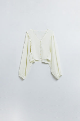 Blusa creme com mangas em balão e fecho frontal com botões