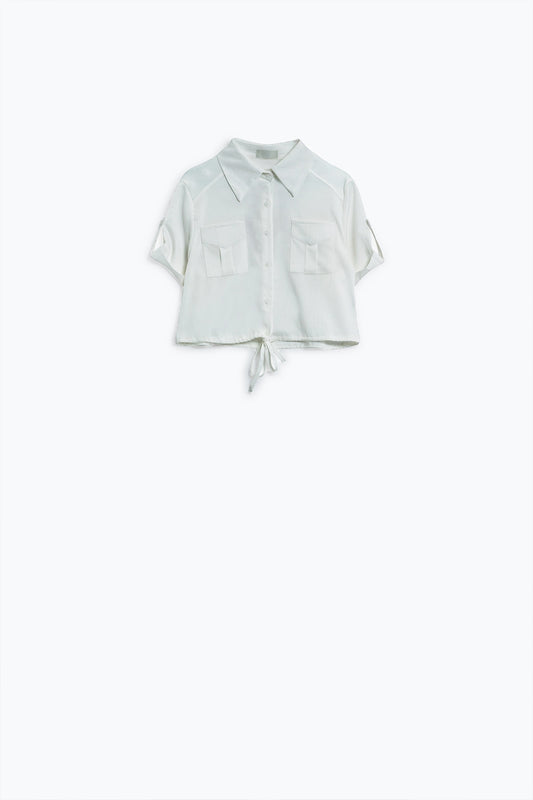 Q2 Blusa curta branca raso com bolsos no peito e cordões na parte inferior