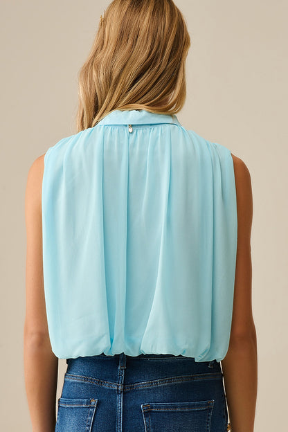 blusa de chiffon azul bebê com pregas na bainha