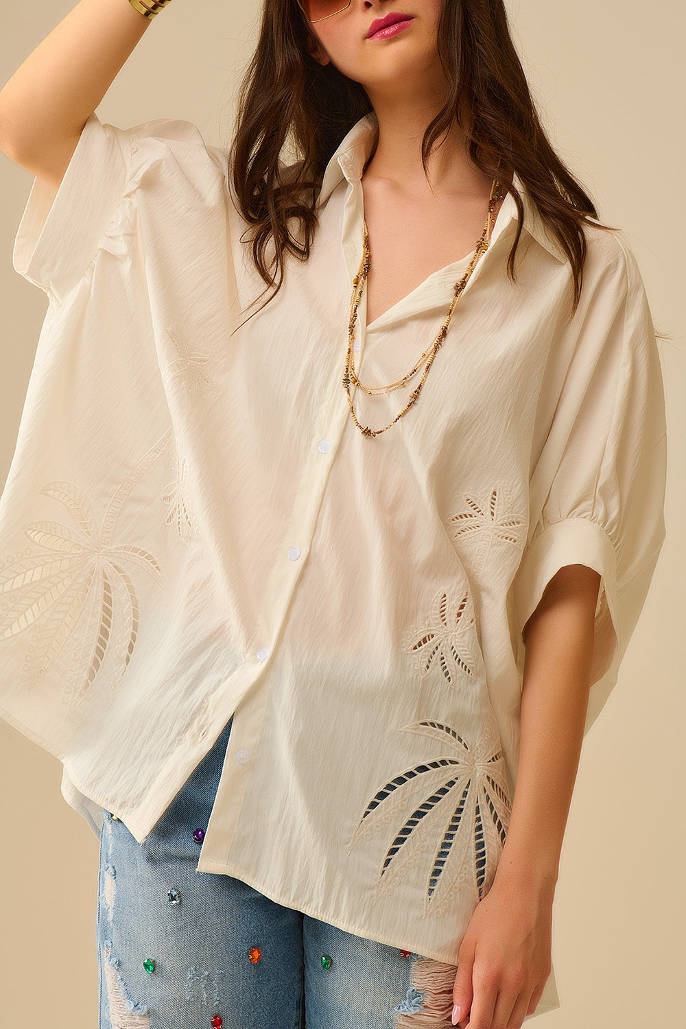 Blusa de grandes dimensões bordada com desenho de folhas de palmeira
