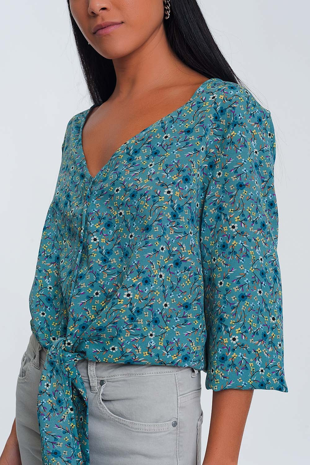Blusa de mangas compridas com decote em V botões e estampa floral verde