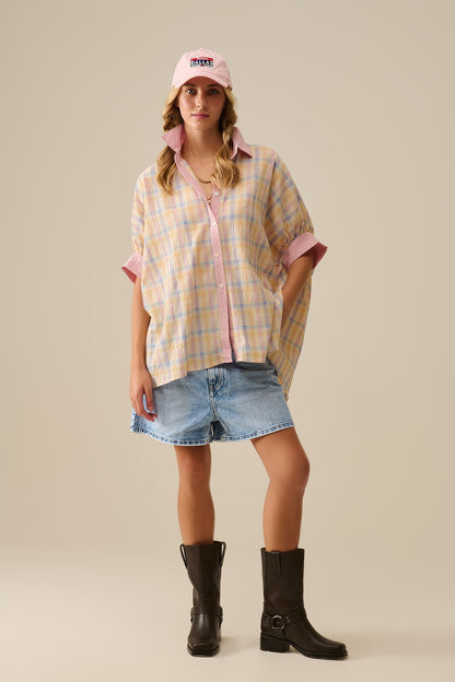 Blusa fluida de grandes dimensões com contraste de quadros