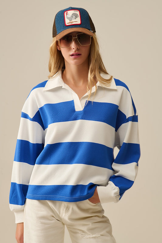 Q2 Blusa pólo branca às riscas com riscas azuis