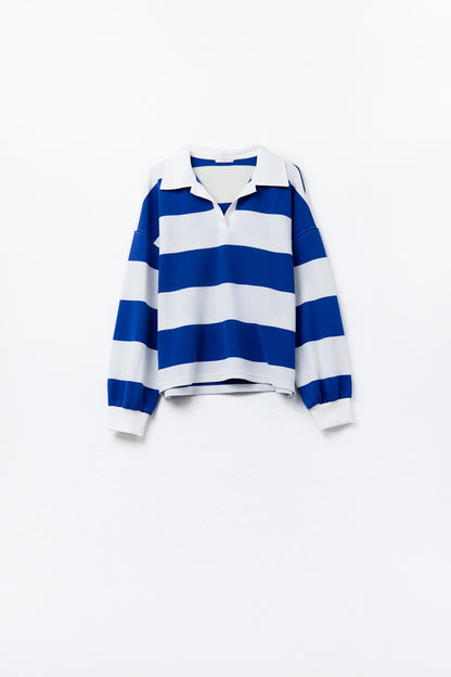 Blusa polo branca às riscas com riscas azuis