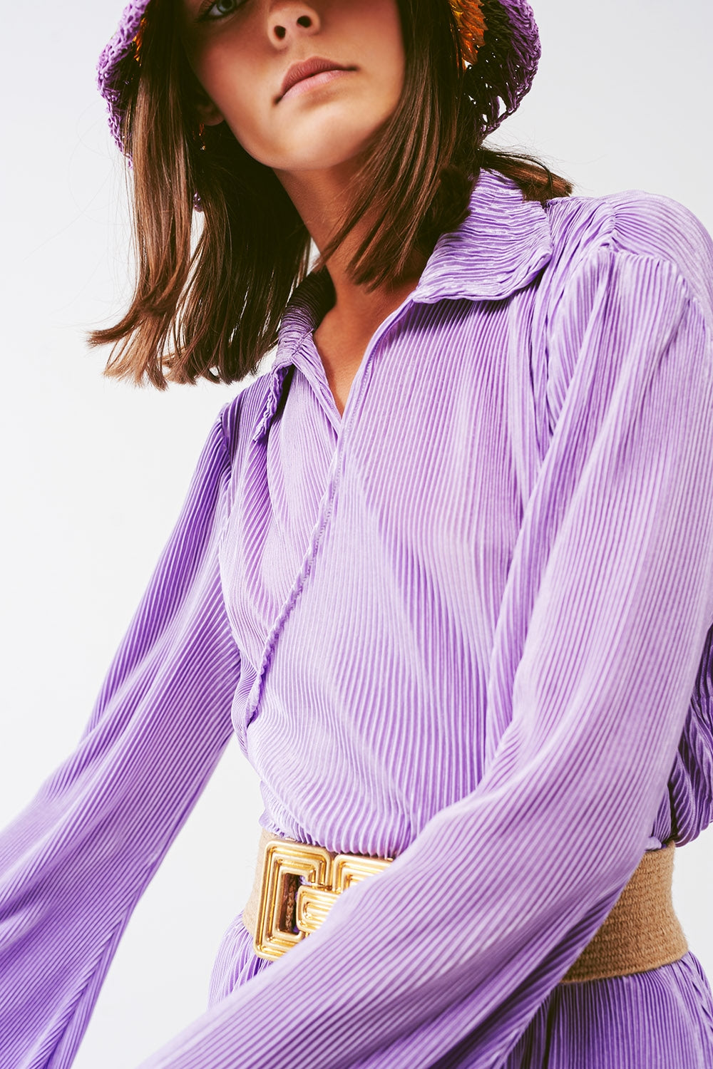 Blusa transpassada plissada de cetim em lila