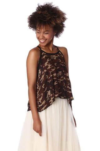 Top marrom com estampa camuflada e bainha caída