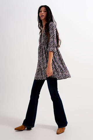 Vestido curto com botões e estampa floral marrom