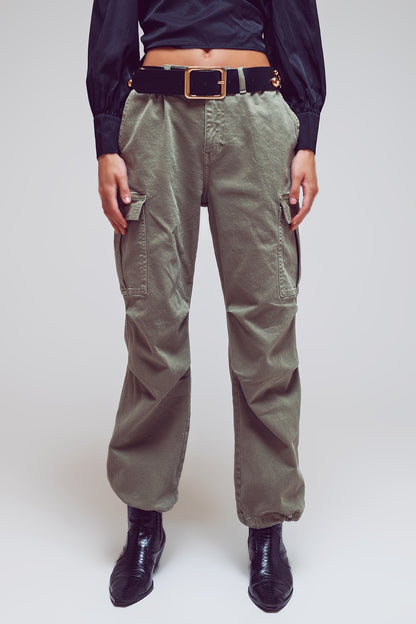 Q2 Calça cargo com pontas de borla em verde militar
