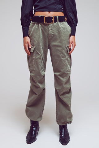Calça cargo com pontas de borla em verde militar