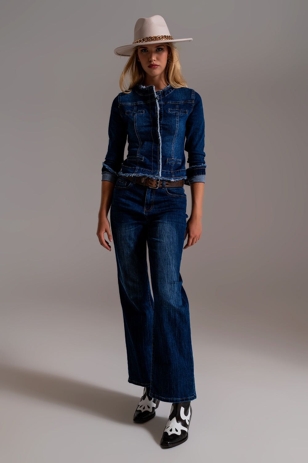 Calça jeans de perna larga estilo anos 70 em lavagem azul médio
